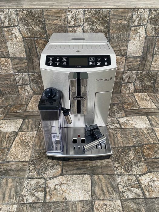 Кавомашина DeLonghi PrimaDonna S EVO малий пробіг гарний стан гарантія
