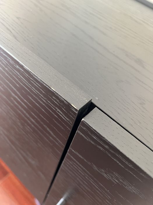 Aparador preto folheado a carvalho escurecido