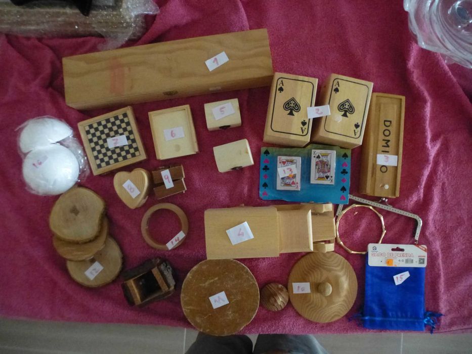 Diversas caixas e materiais para artesanato