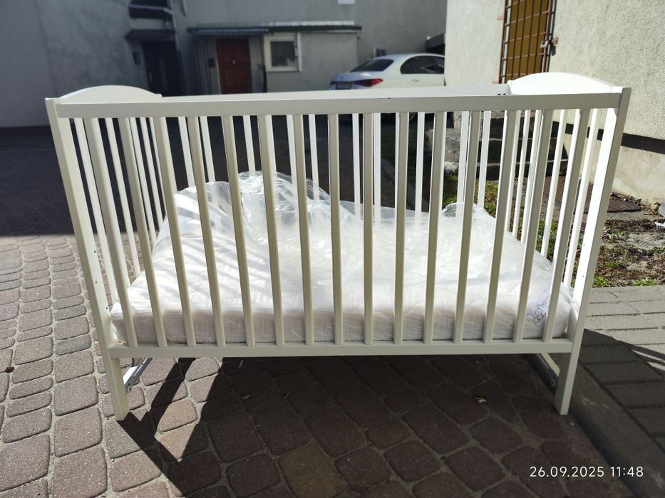 Łóżeczko dziecięce + nowy materac Baby’s Zone + półka pod łóżko
Sprz