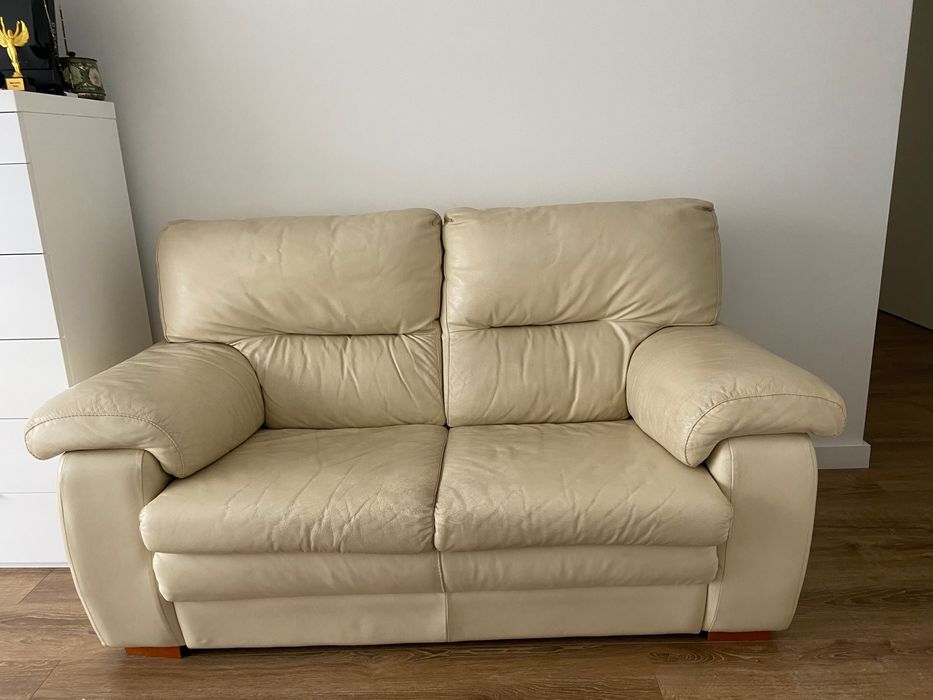 2 sofás imitação de pele bege