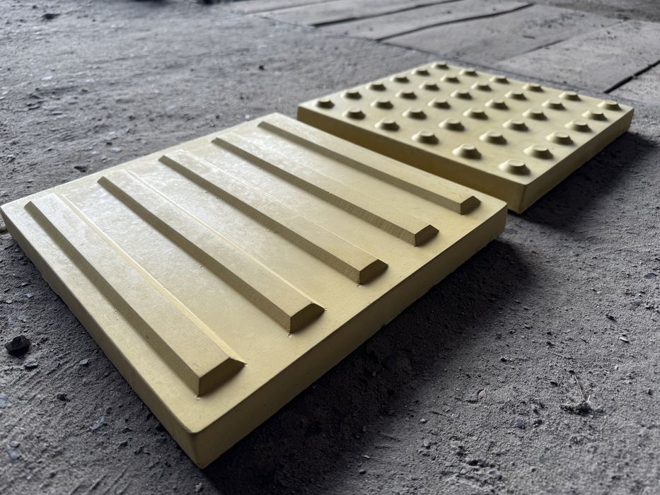 Попереджувальна тактильна плитка направлення бетонна 30х30х3см