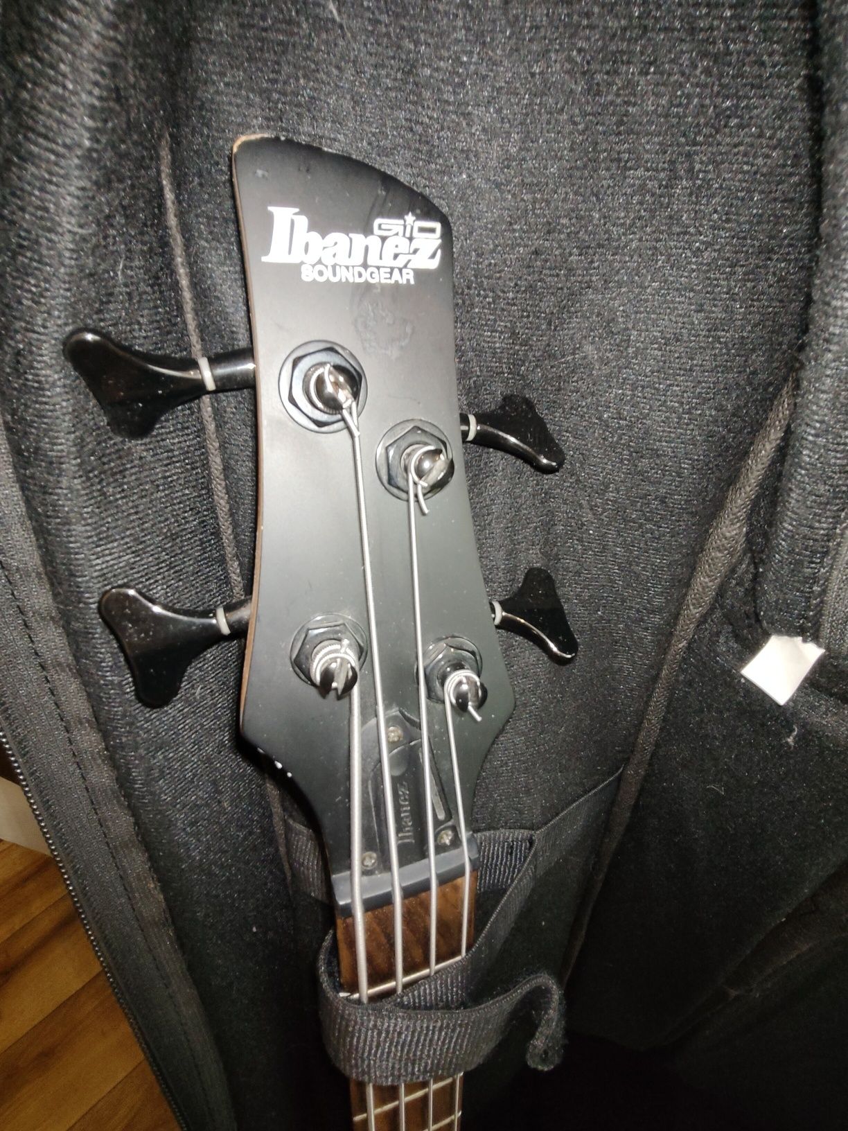 Ibanez Soundgear Gio Gitara basowa z pokrowcem plecakiem