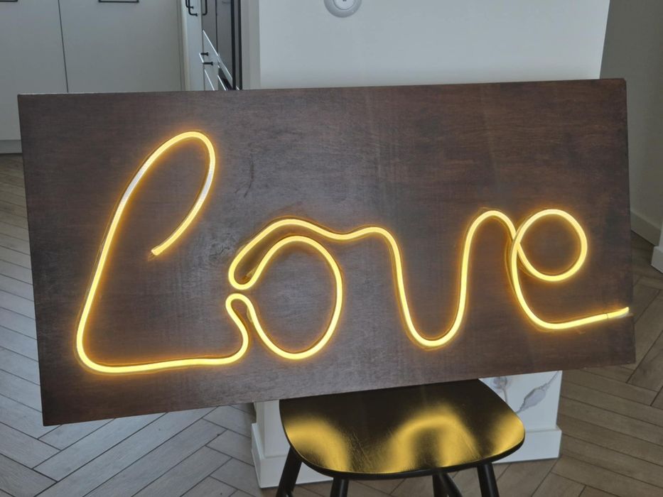 Neon ledowy LOVE na drewnie ślub