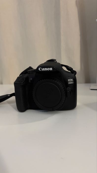 Camera canon eos 2000d