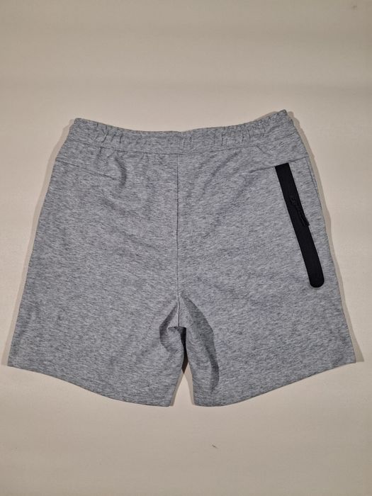 Szare spodenki Nike Tech Fleece