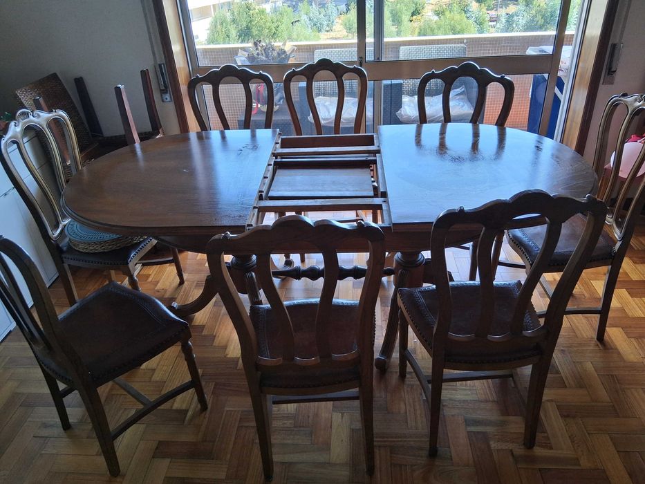 Mesa de Jantar Extensível de madeira + 8 cadeiras