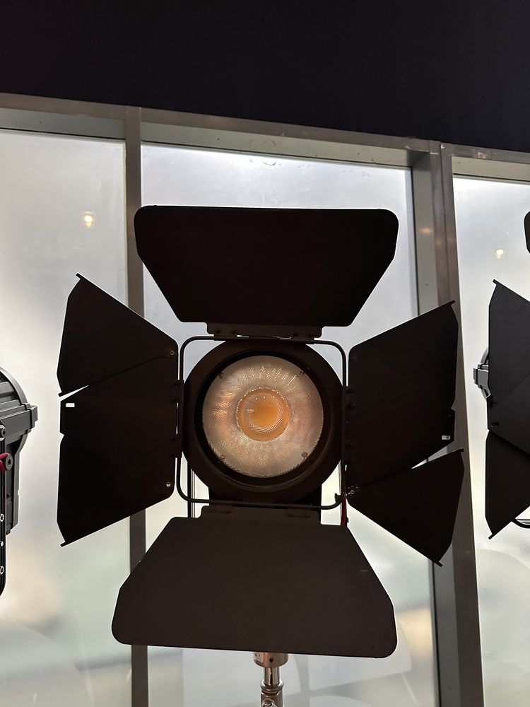 lampy led fresnel Rayzr 7 300w z bateria siwtlo filmowe jak arri