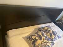 Cama de casal em excelente estado sem riscos muito estimada .