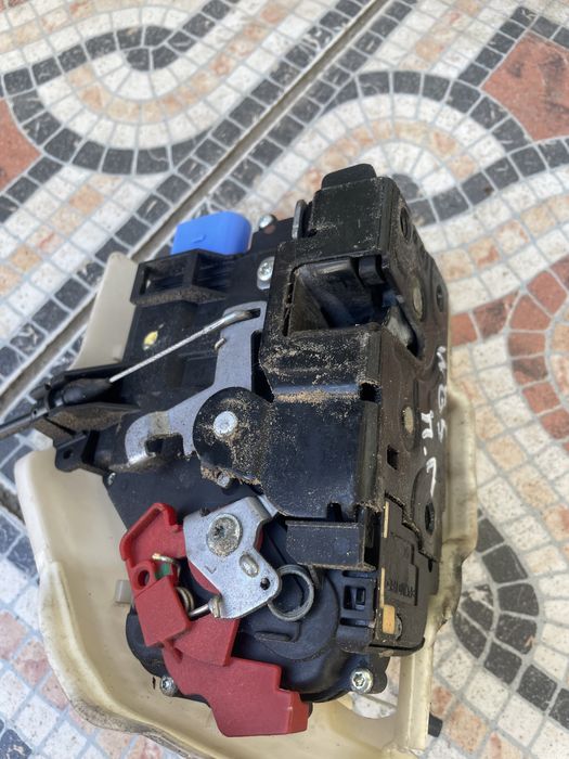 Замок двери VW Golf 5,6 Jetta Passat B6, B7 Гольф Джета Пасат 06-