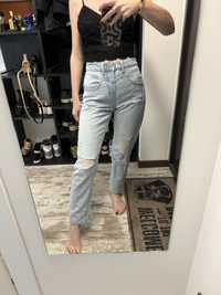 Светлые рваные джинсы