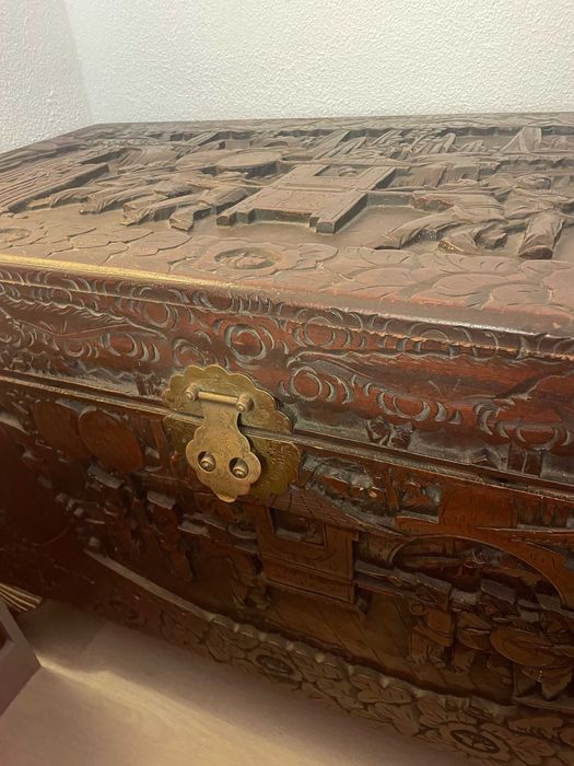 Arca antiga de madeira trabalhada