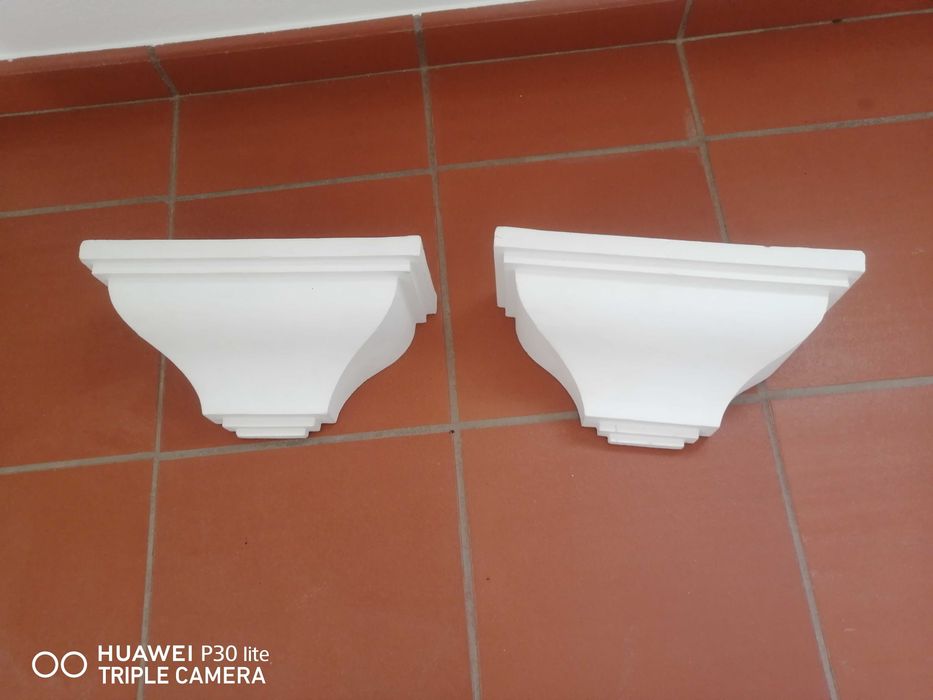 Apliques de gesso branco, usados, em otimo estado