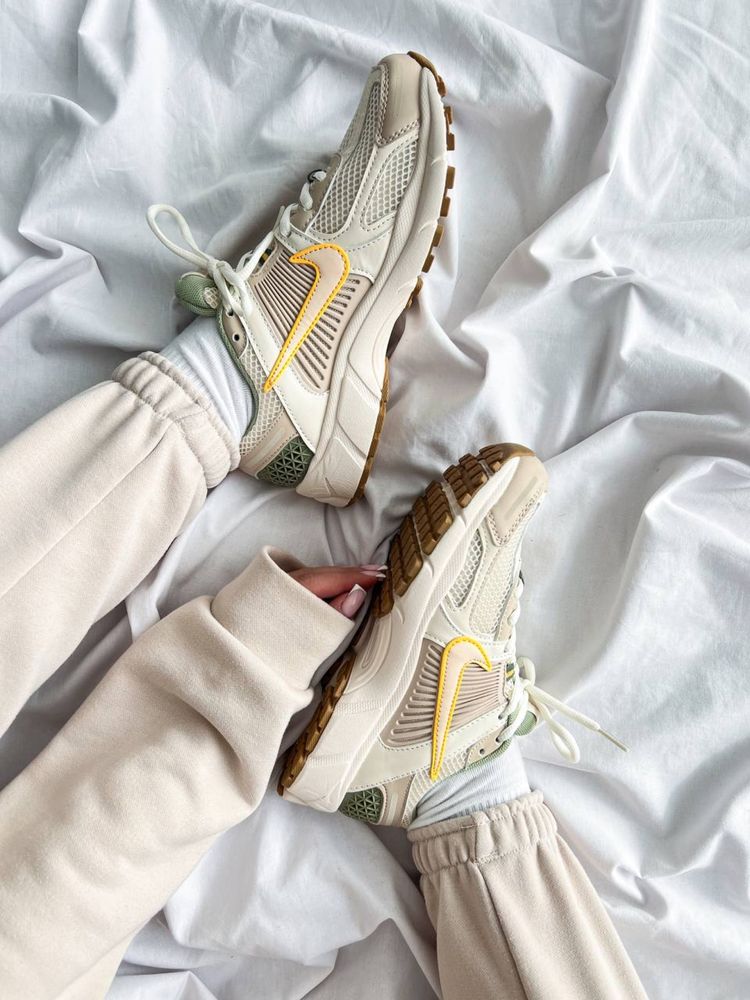 Кросівки Жіночі Nike Wmns Air Zoom Vomero 5 'Pale Ivory Oil Green'