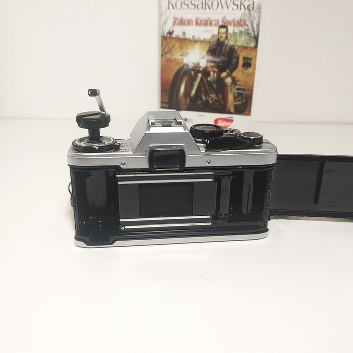 Lustrzanka analogowa OLYMPUS OM 10 z Zuiko 50 mm 1:1,8  maual adapter