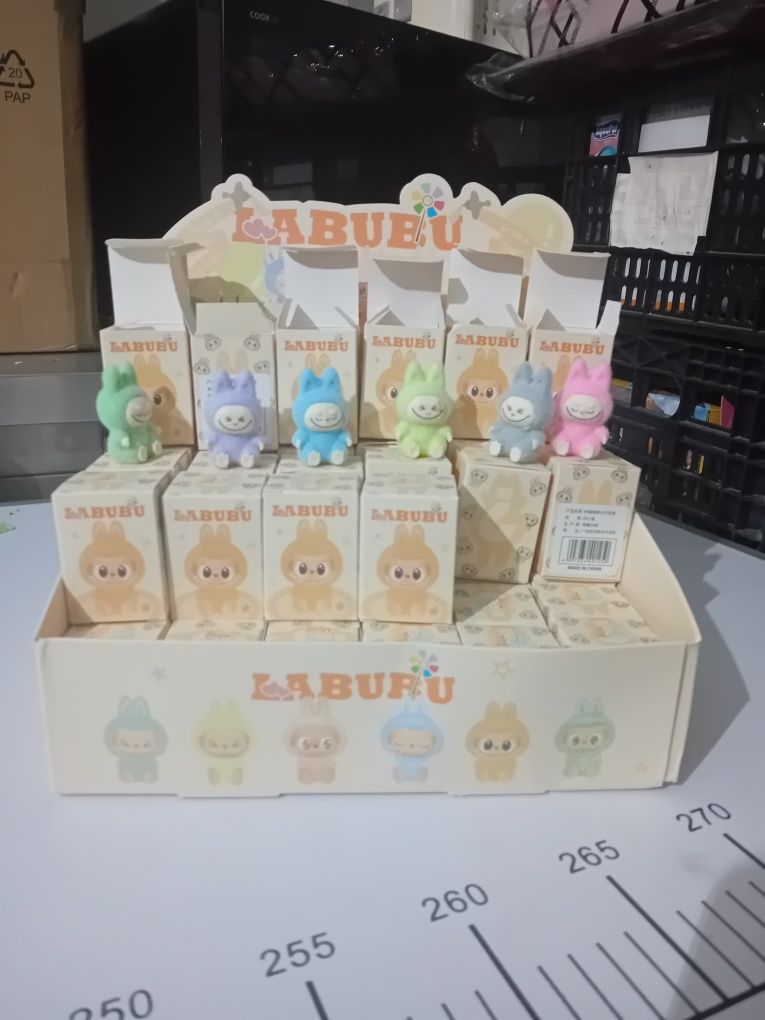 Mini Labubu.     .