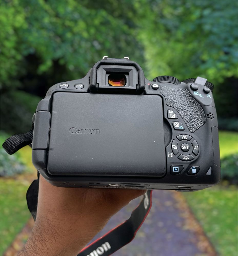 Canon Eos 700D ecrã toque com lente 18-55mm