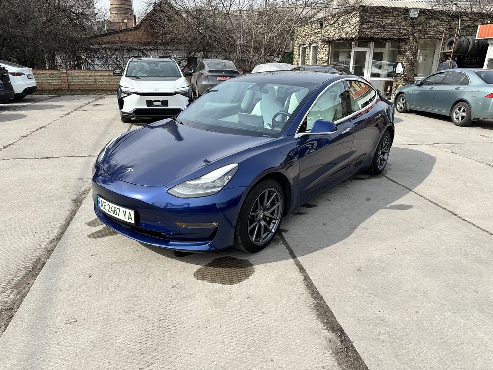 Продам tesla model 3