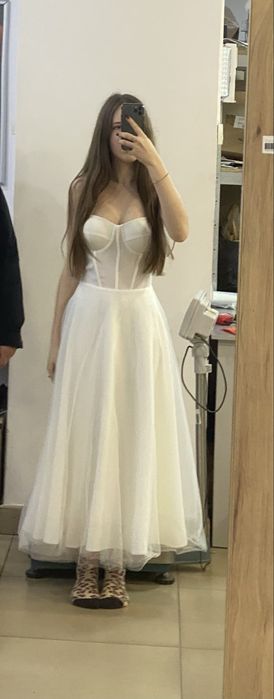 біле випускне плаття