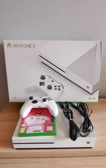 Xbox One S 1TB + Pad od Xbox Series + FIFA 20