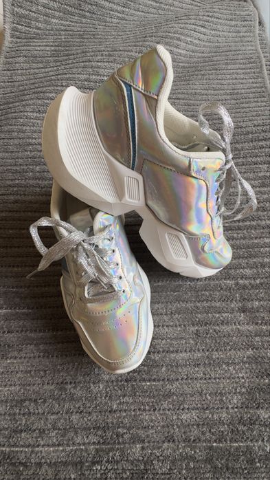 Sapatilhas prateadas, tamanho 38.