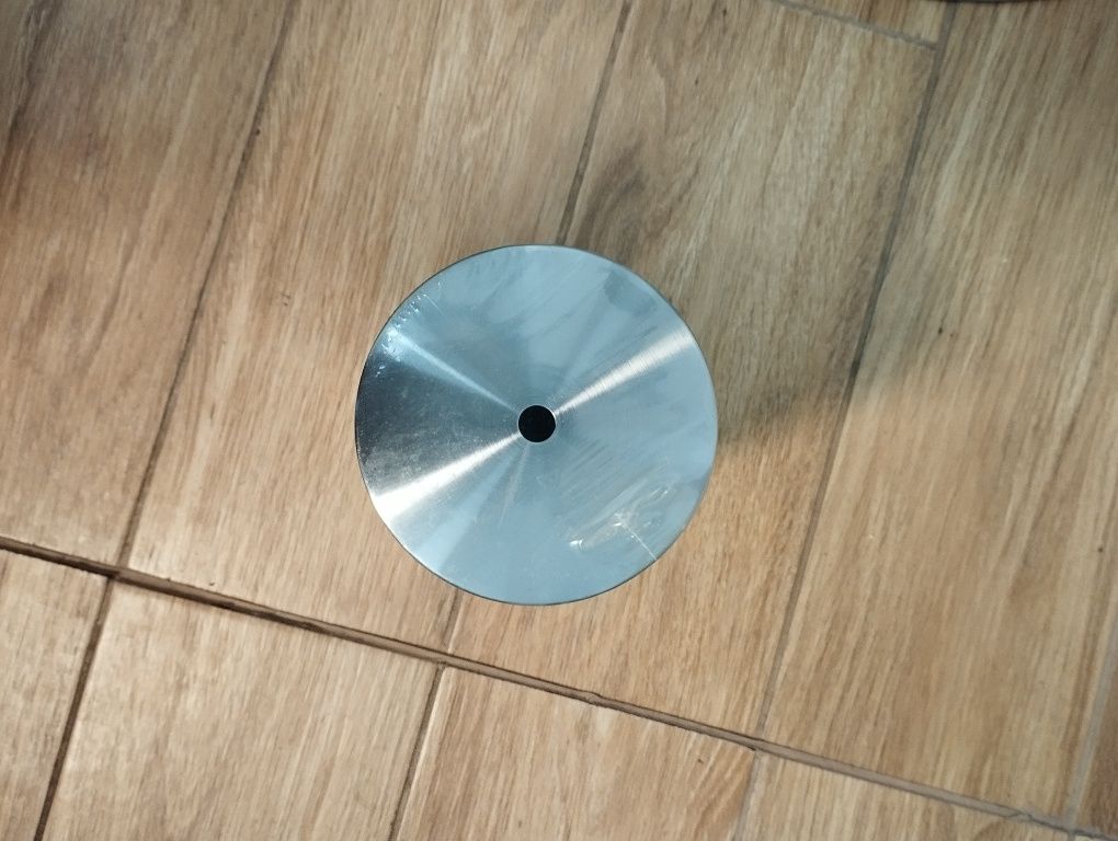 Sprzedam szczotkę do WC i koszyk na papier toaletowy.