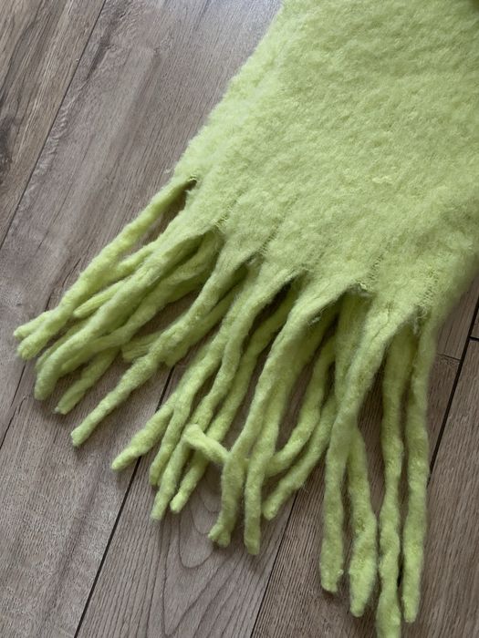 Gruby szalik limonkowy z frędzlami