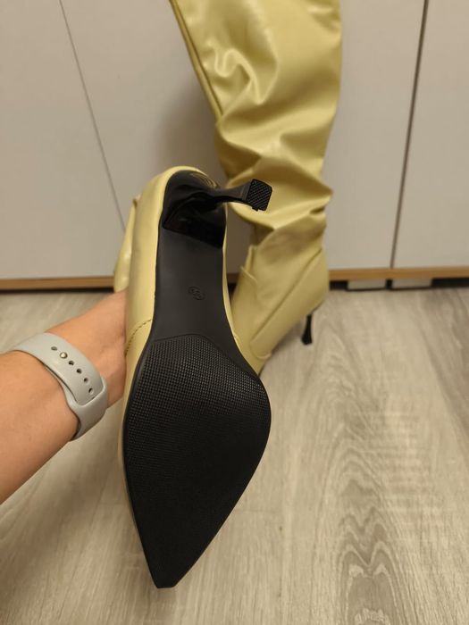 Продам нові модні сапожки чоботи 37-37.5 бежевого кольору