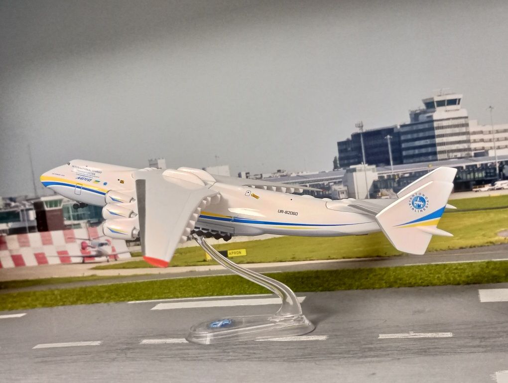 Model Antonov Mriya AN-225 w skali 1/400