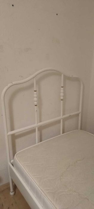 Łóżko dla Księżniczki ;) metalowe IKEA SAGSTUA 90x200 ze stelażem.