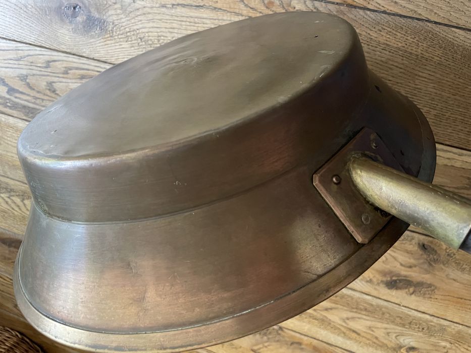 Stara duża mosiężna patelnia do smażenia konfitur