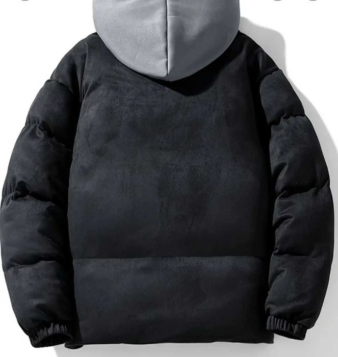 Чоловічий пуховик з кольоровими блоками на зав'язках з кишенями.