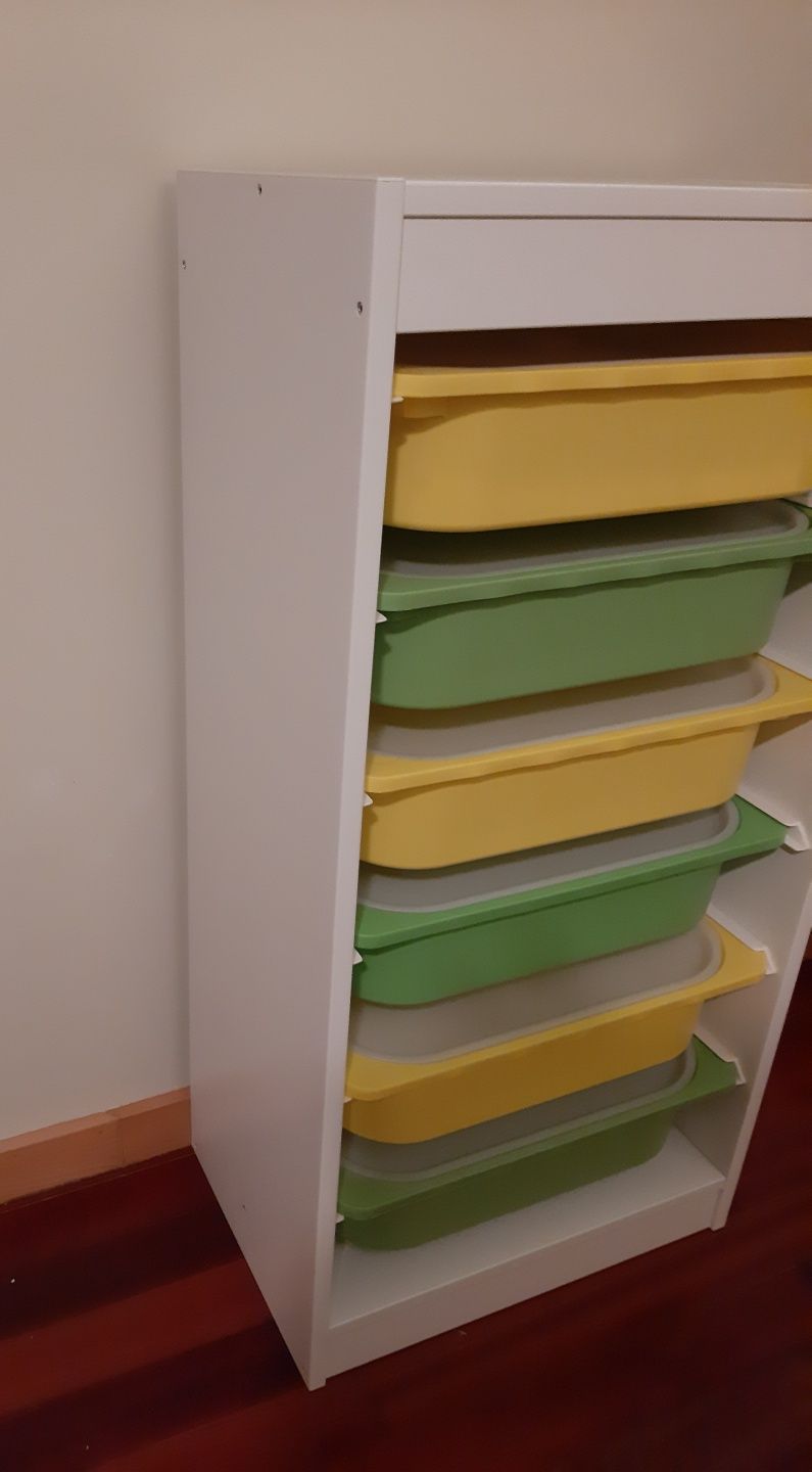 Estante com gavetas coloridas