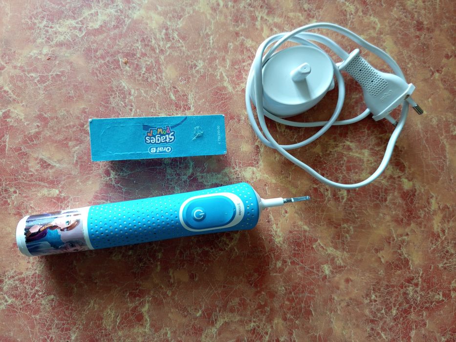 Зубна електрощітка дитяча Braun Oral-B Kids в компл. з новою насадкою
