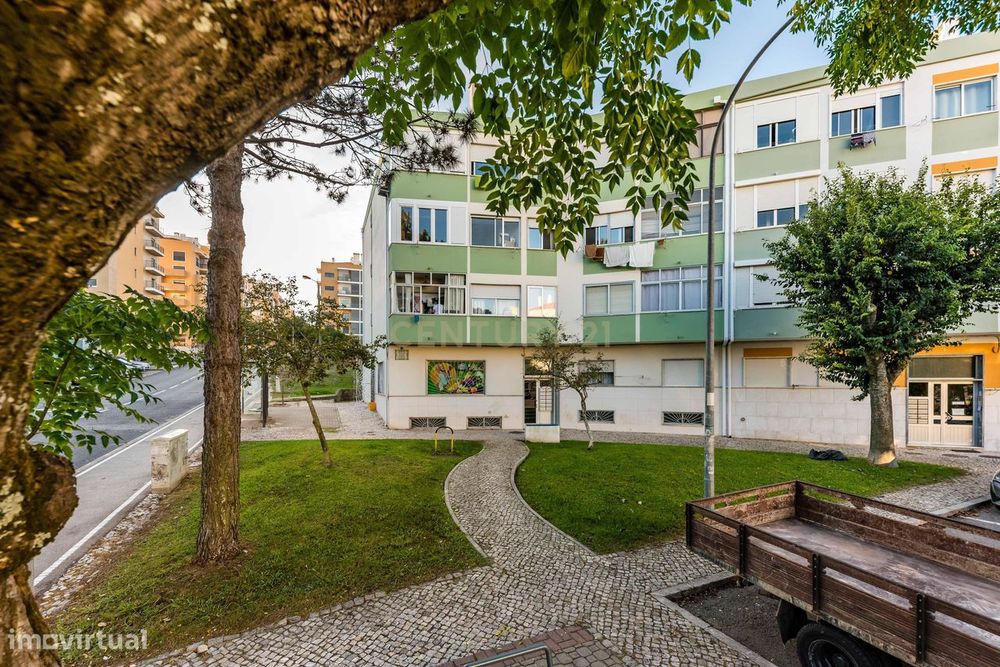 T2 em Casal de São Brás parcialmente remodelado