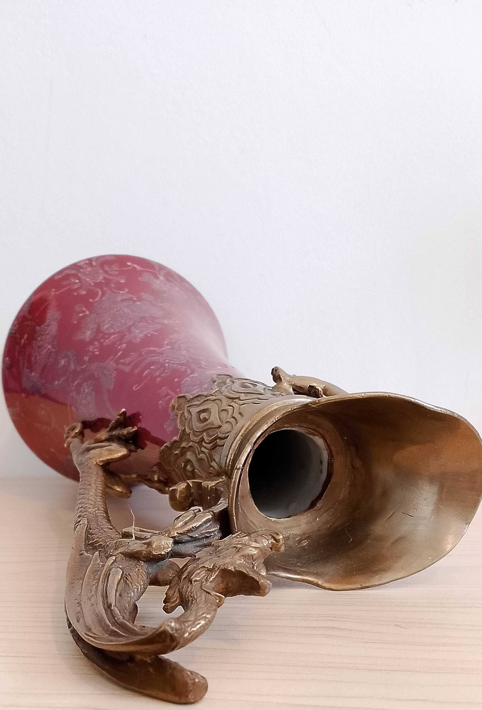Antyczny porcelanowy dzban, karafka ze smokiem, aniołem z brązu. Duża.
