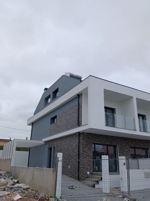 V3 triplex geminada com piscina só a particulares