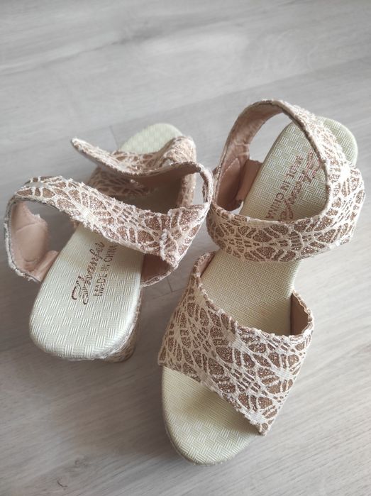 Босоніжки на танкетці