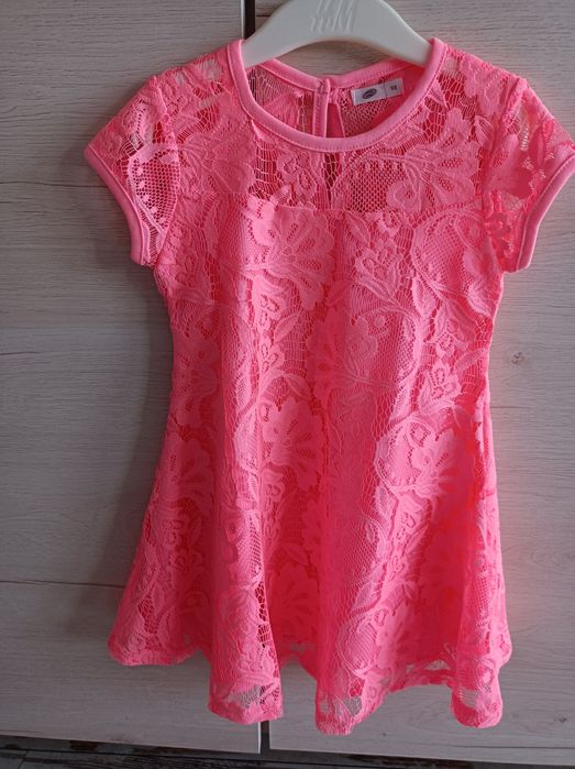 Piękna różowa sukienka 98