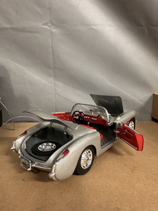 Model Burago Chevrolet Corvette C1 1957r skala 1.18 Made In Italy