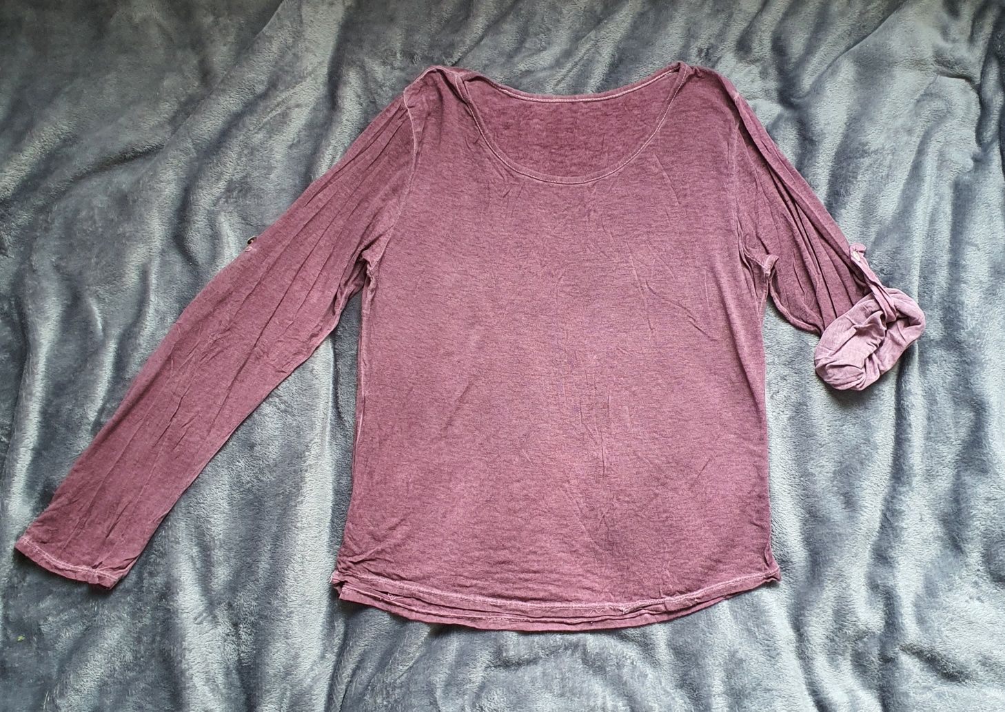 Bluzka fioletowa z podwijanymi rękawami.