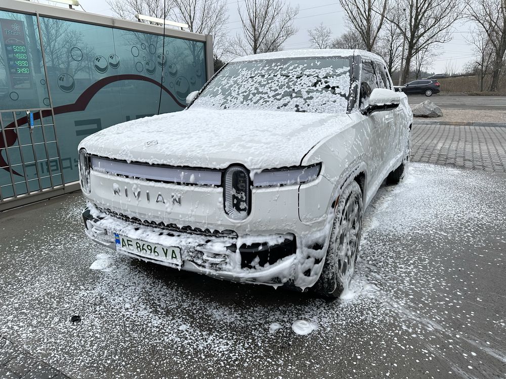 RIVIAN R1T Adventure