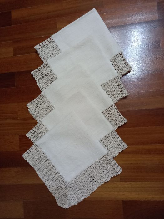 Panos de linho e crochet
