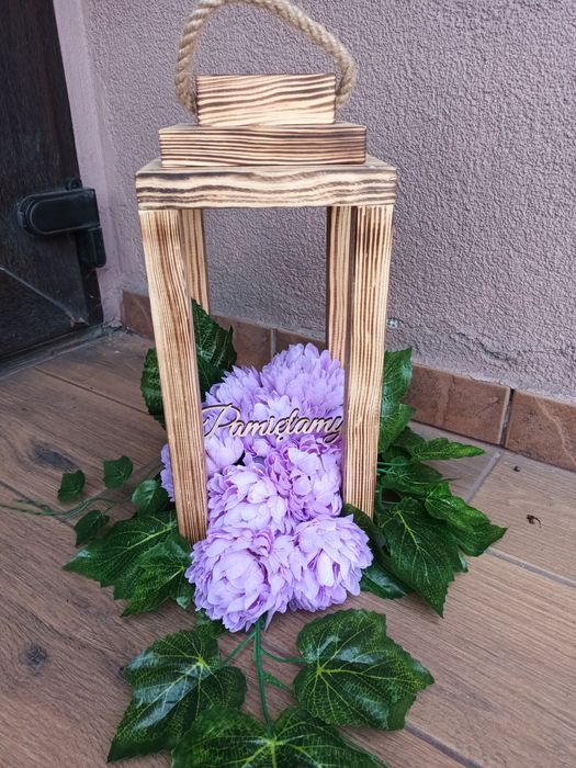 Lampion na cmentarz z chryzantemami