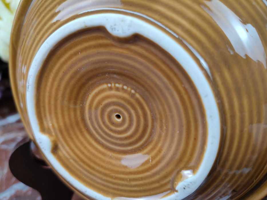 Ceramiczny prążkowany świecznik z okapnikiem