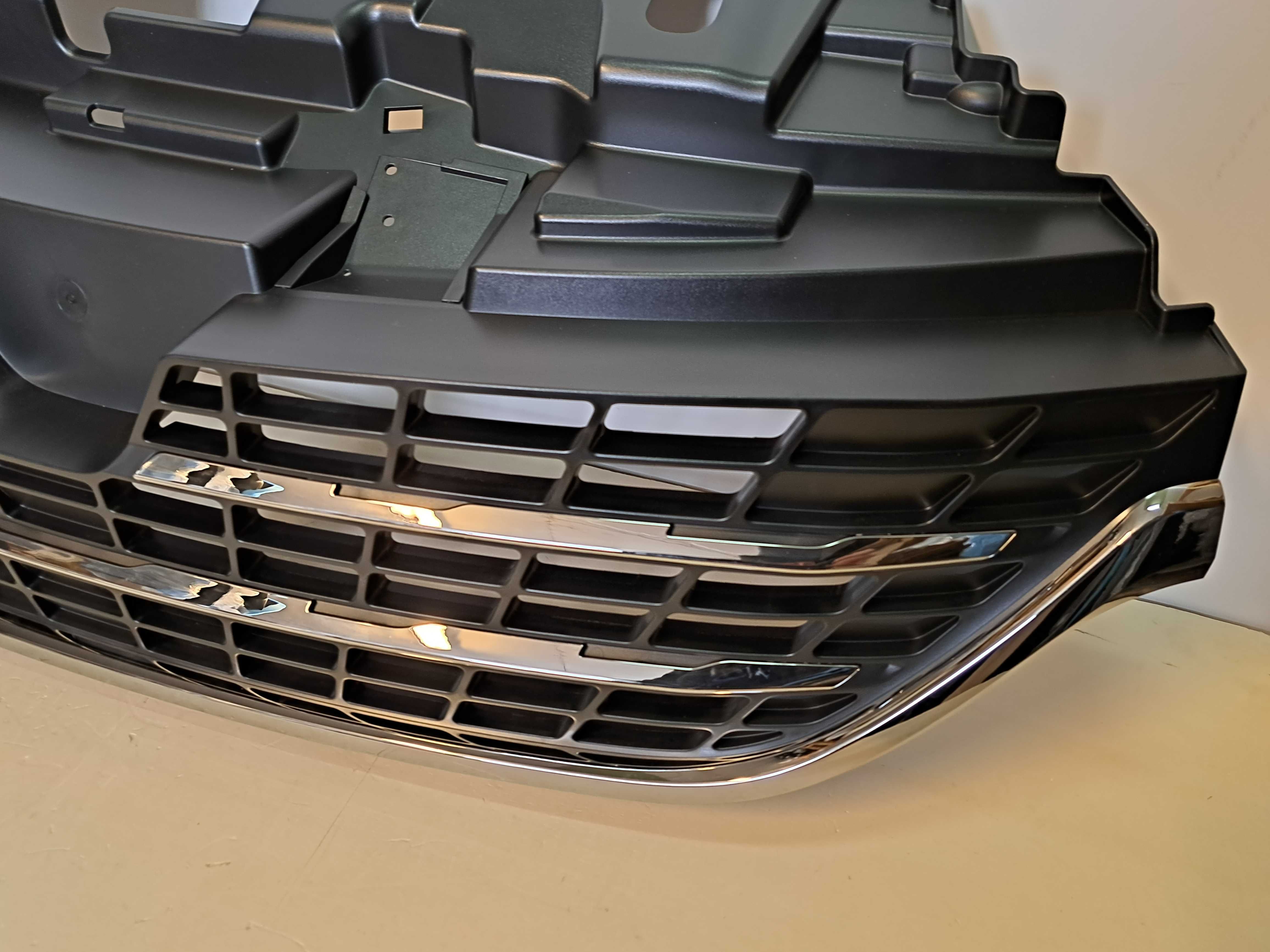 RENAULT TRAFIC III lift atrapa grill