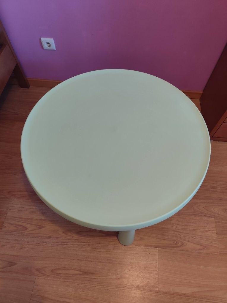 Mesa de criança em muito bom estado
