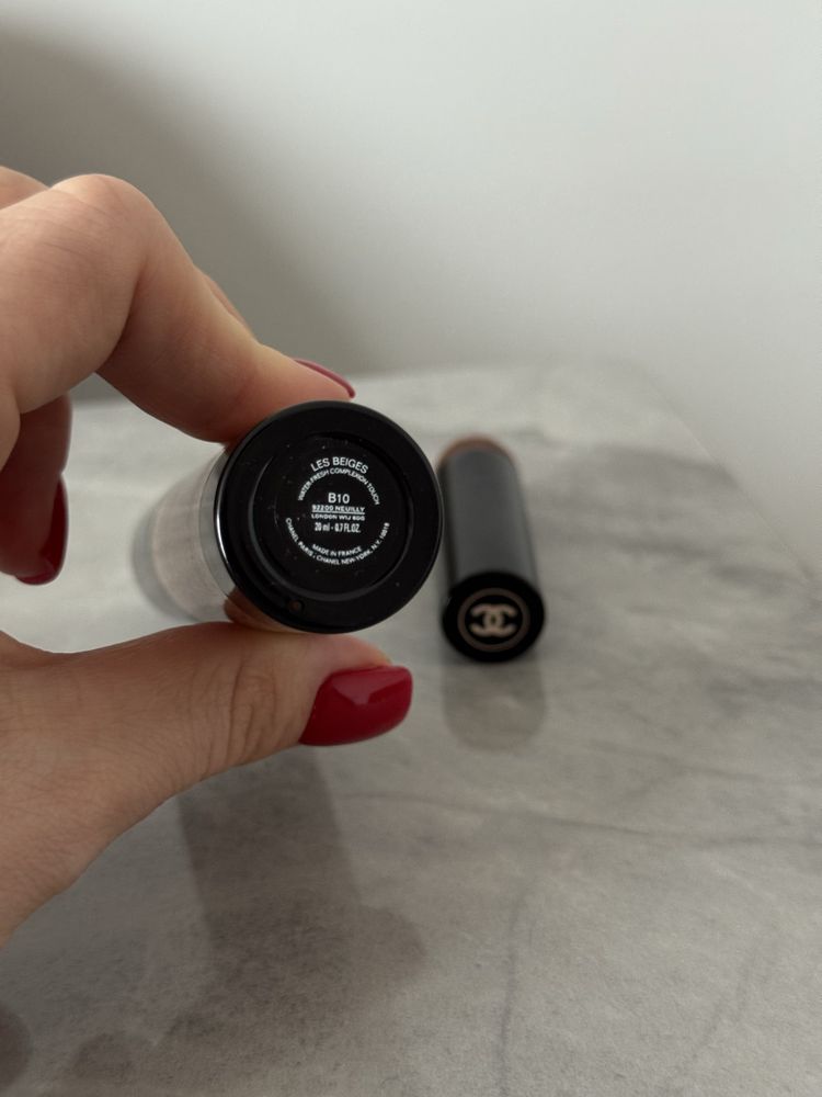 Тональна основа Chanel