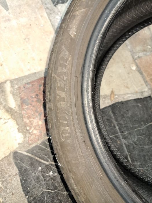 Pneus 245 x 40 x 18 Goodyear