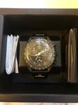 Omega x Swatch SO33B700 Snoopy - Technologia NFC w Zegarku